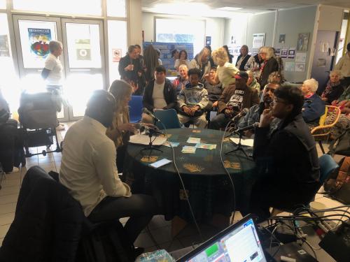 vue sur le plateau au CADA de LOurdes avec les invités et le public